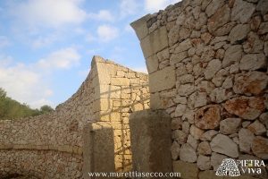 Muro di cinta a secco con cordonatura semplice.