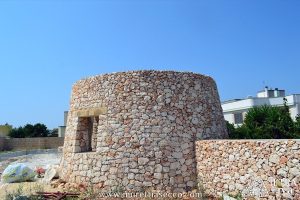 Pietra con fori naturali incastonata nel muro e predisposta per alloggiarvi corpi illuminanti