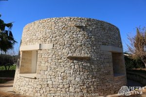 Pietra con fori naturali incastonata nel muro e predisposta per alloggiarvi corpi illuminanti