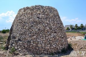 Pietra con fori naturali incastonata nel muro e predisposta per alloggiarvi corpi illuminanti