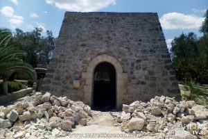 Pietra con fori naturali incastonata nel muro e predisposta per alloggiarvi corpi illuminanti